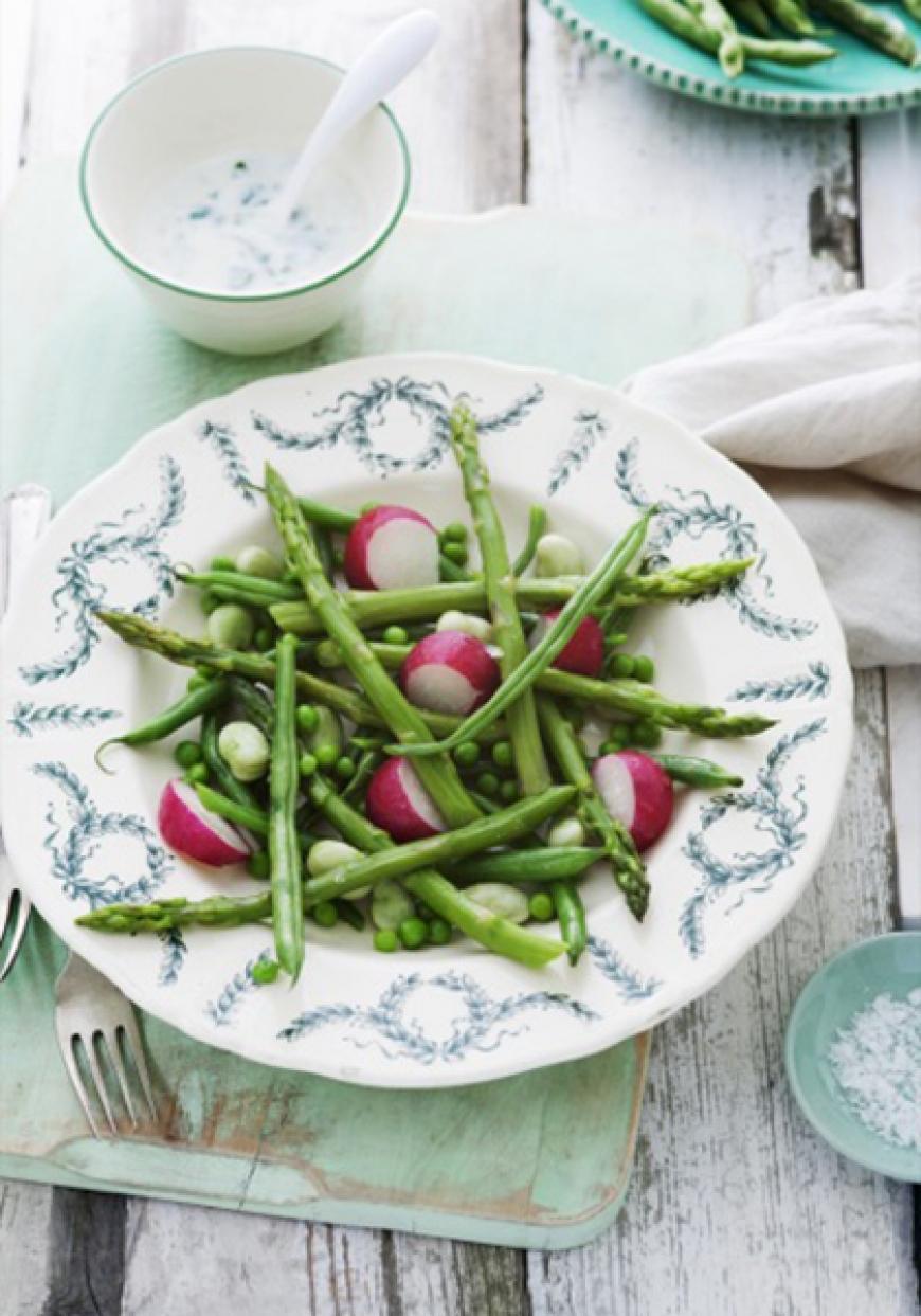 Salade d&#039;asperges, petits pois, fèves et radis, sauce au yaourt