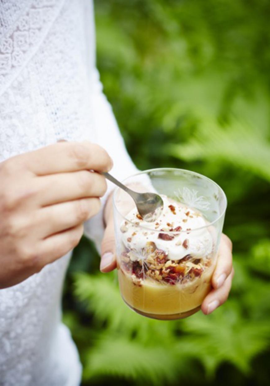 Compote de poire, crème et granola