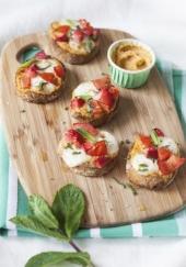 Crostinis à la crème de piquillos, tomates et fraises