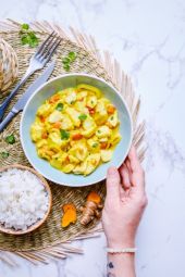 Curry de poisson aux tomates, oignons et curcuma