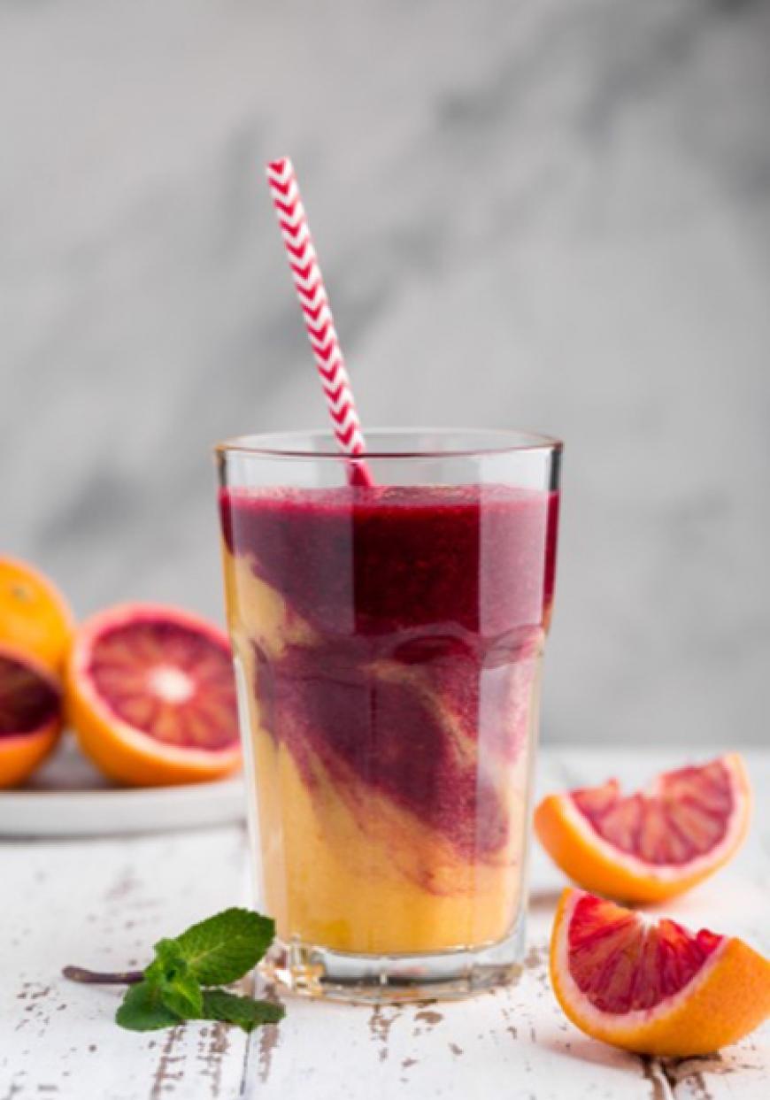 Smoothie détox à l&#039;orange sanguine, mangue et fruits rouges