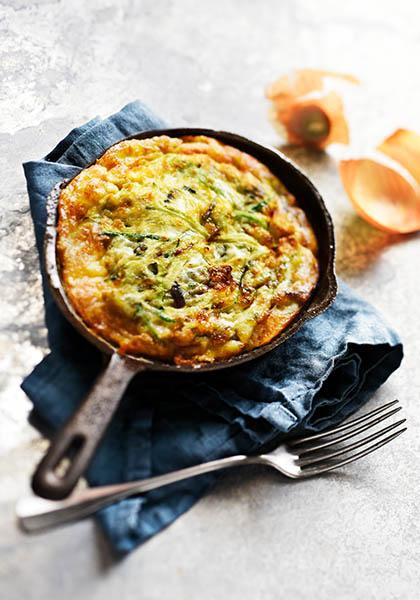 Omelette soufflée aux oignons et aux courgettes