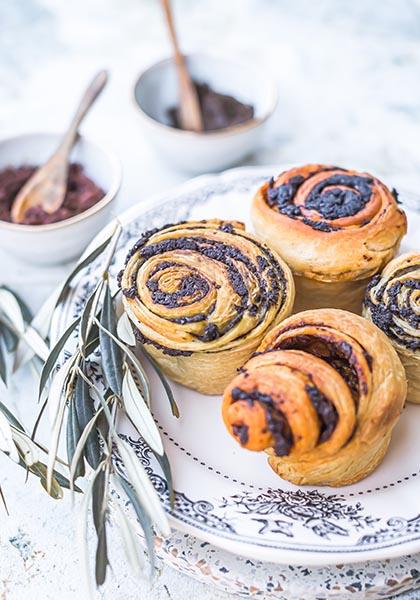 Petits pains roulés à la tapenade et crème de tomates séchées