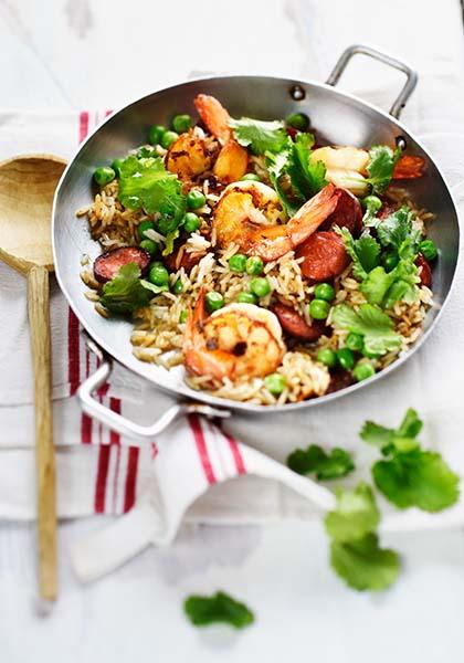 Riz frit aux crevettes, chorizo et petits pois