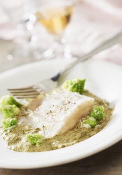 Turbot vapeur, crème de poireaux à l’oseille et chou romanesco