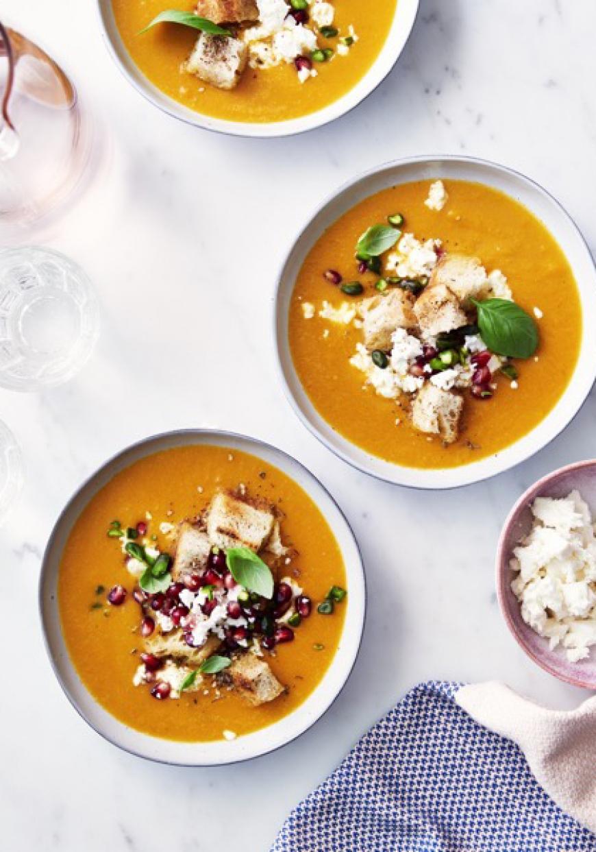 Crème de carottes et courge aux miettes de feta, pistache et grenade