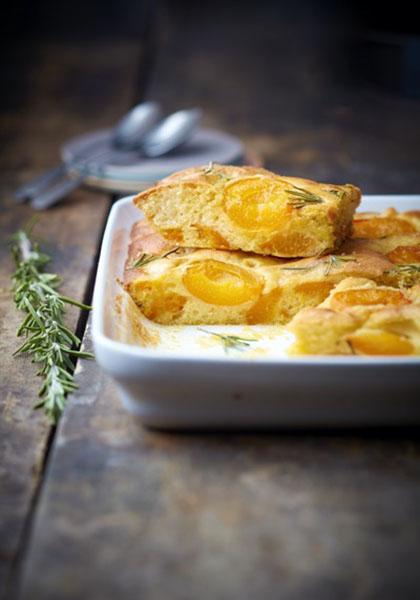 Gâteau fondant abricots romarin