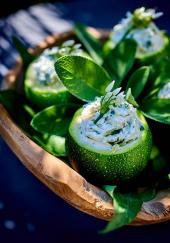 Courgettes rondes farcies à la brousse et aux herbes