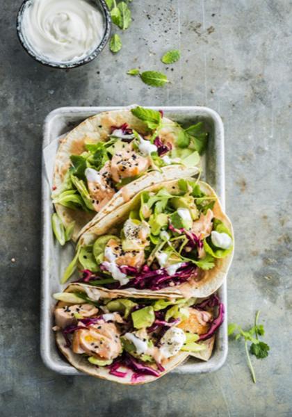 Tacos maison au saumon, avocat et chou rouge