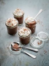 Petits pots de crème au chocolat et chantilly