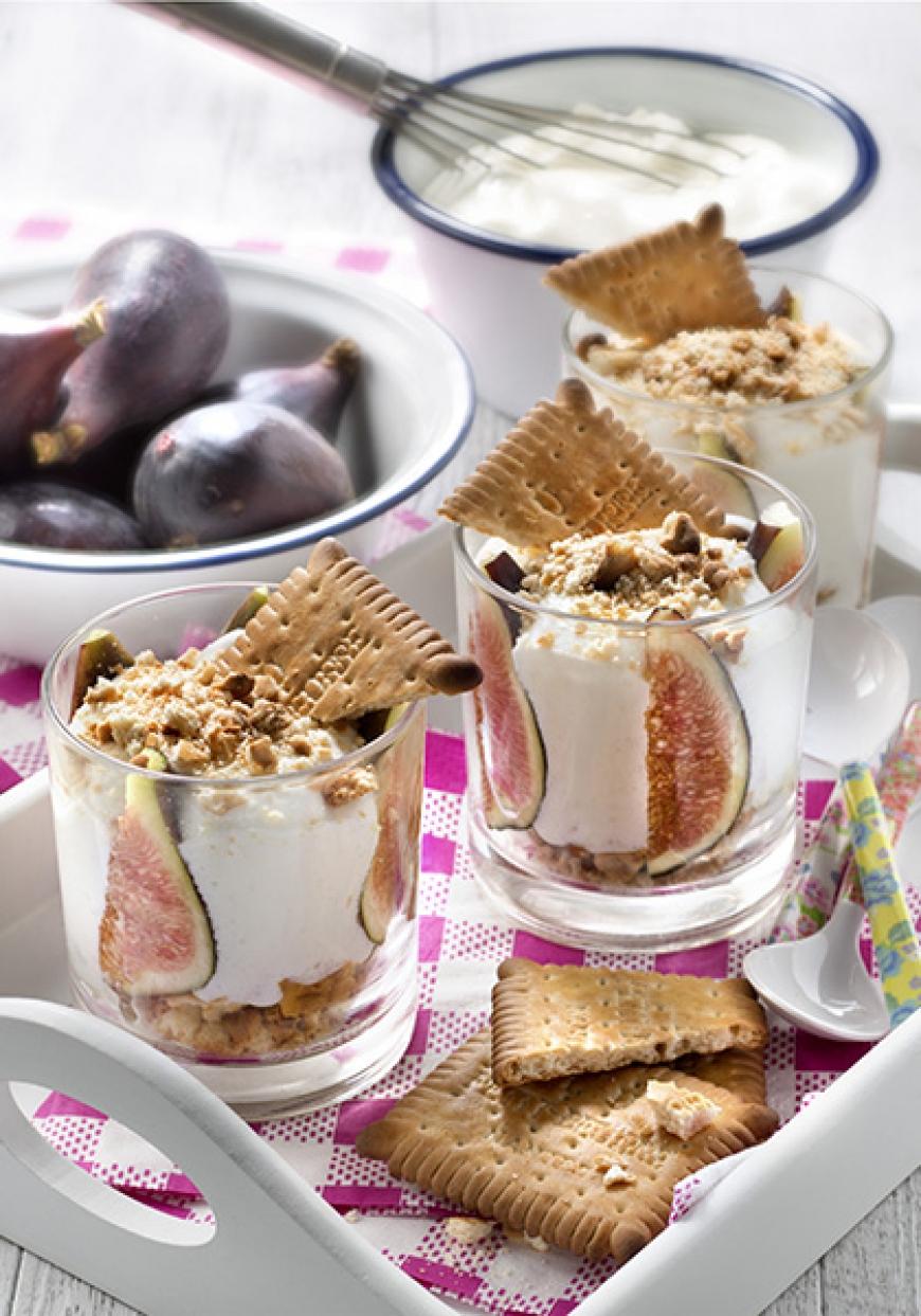 Verrine de fromage blanc fouetté aux figues et biscuits