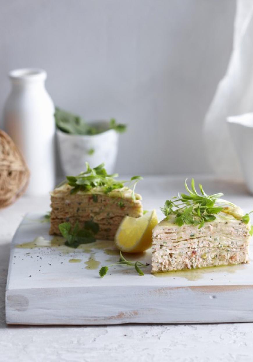 Gâteau de crêpes au fromage frais et au saumon