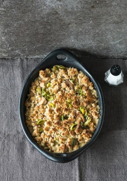 Crumble de poulet aux poireaux et aux noisettes