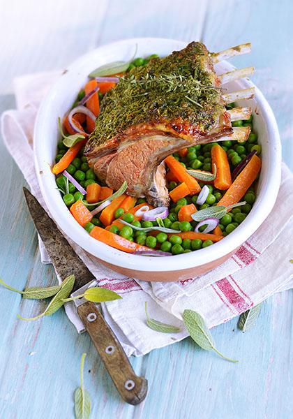 Carré d’agneau en croûte d’herbes et petits légumes