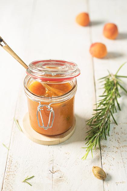 Confiture allégée d&#039;abricots au romarin