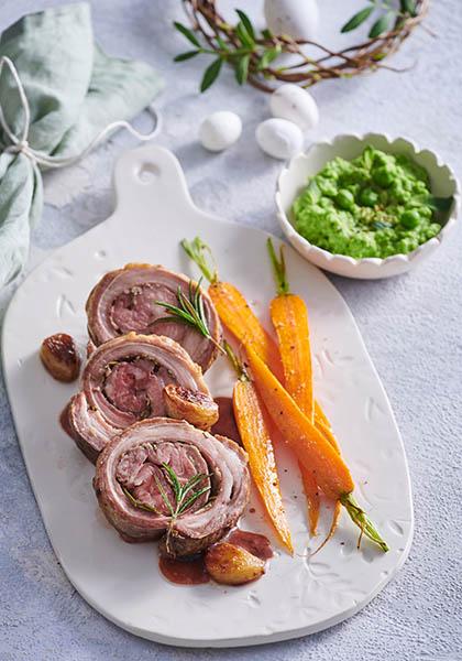 Epaule d’agneau roulée, purée de petits pois à la menthe