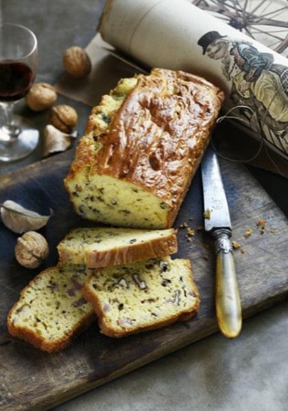 Cake aux noix, au Carrouges et à l&#039;andouille de Vire