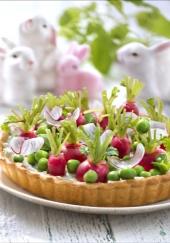 Tarte jardin potager aux radis, petits pois, menthe et fromage frais