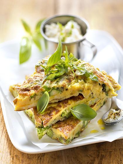 Omelette aux asperges et à la brousse