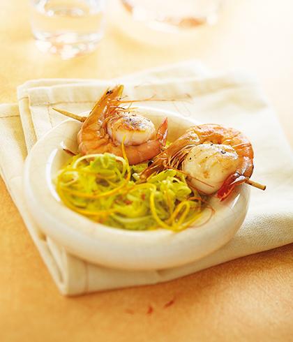 Brochettes de crevettes et St Jacques, tagliatelles de courgettes et poireaux au curry