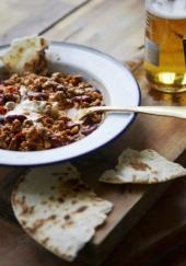 Chili végétarien aux haricots rouges, maïs et tortilla