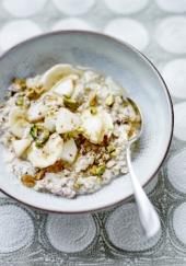 Porridge de flocons d&#039;avoine au lait de riz, poire, bananes et pistaches