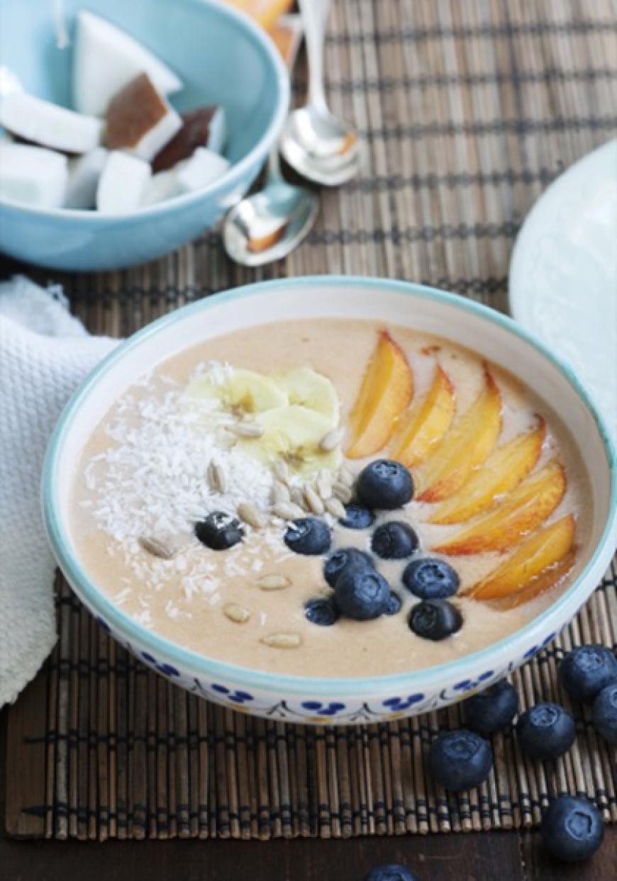 Smoothie bowl pêche, banane, myrtille à la noix de coco