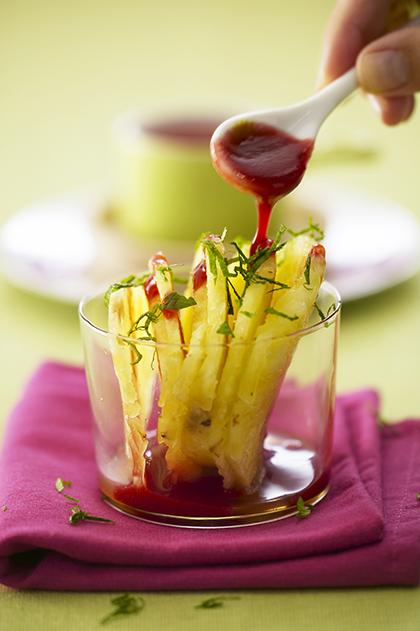 Carpaccio d’ananas au coulis de fruits rouges