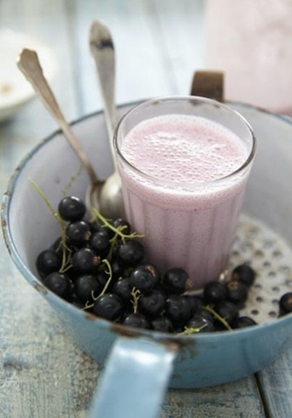 Smoothie au lait fermenté et aux cassis