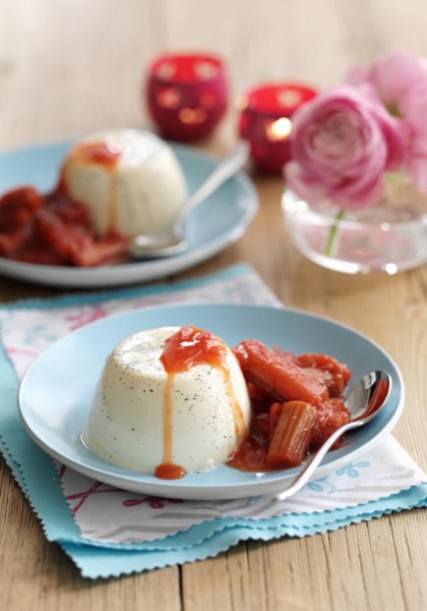 Panna cotta vanille et rhubarbe pochée au sirop de fraises