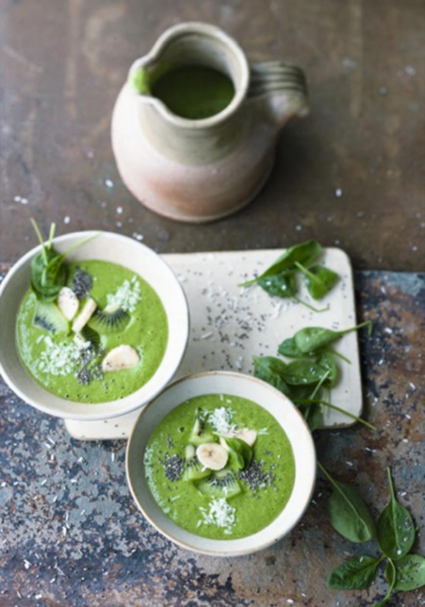 Smoothie bowl aux pousses d&#039;épinards, banane et kiwi