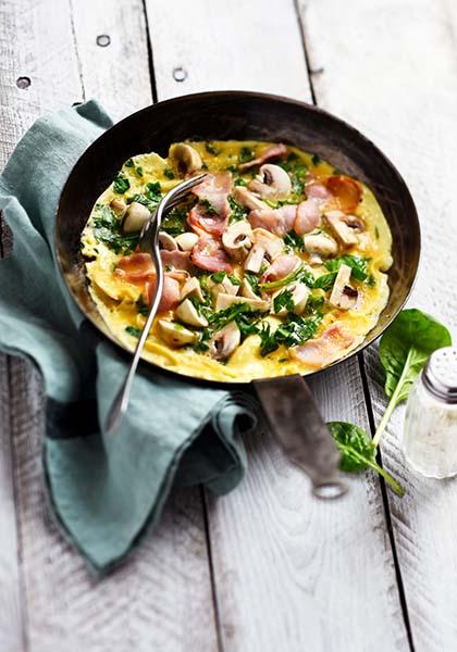 Omelette aux épinards, champignons et lard