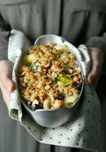 Crumble de poireaux aux noisettes et pruneaux