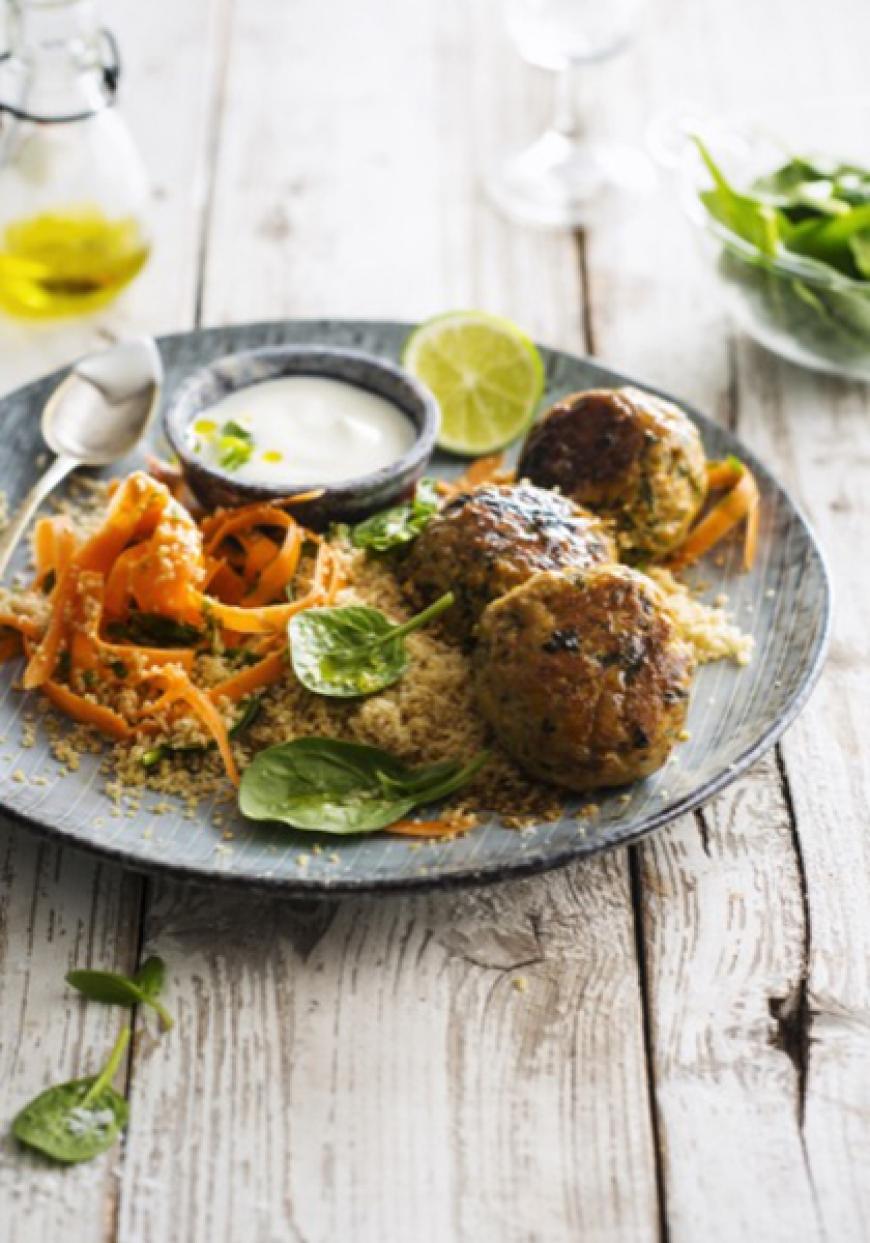 Boulettes de poulet aux épinards, semoule aux carottes et sauce au yaourt