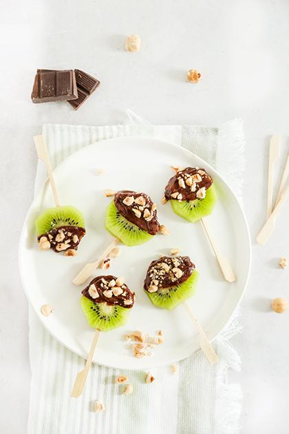 Sucettes de kiwis au chocolat et aux noisettes