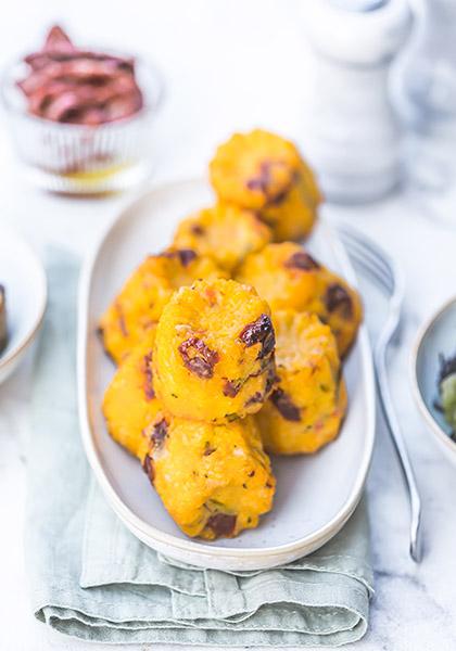 Cannelés de polenta, tomates séchées, comté fruité