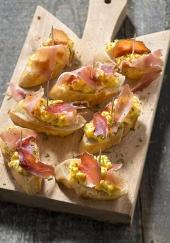 Pintxos aux oeufs brouillés et jambon cru