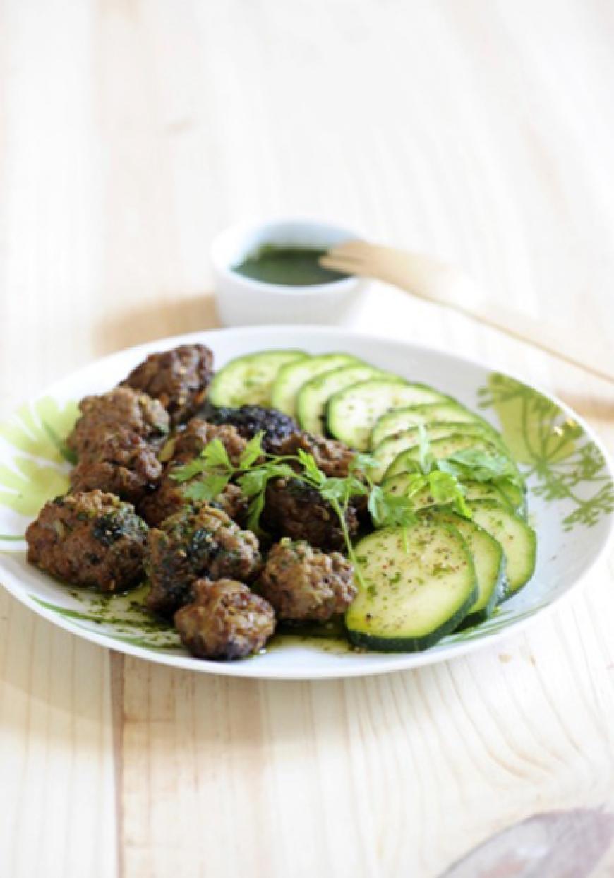 Boulettes de bœuf à la coriandre, courgettes et sauce verte