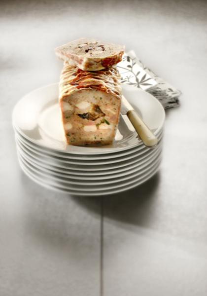 Terrine de volaille et pruneaux enlardée