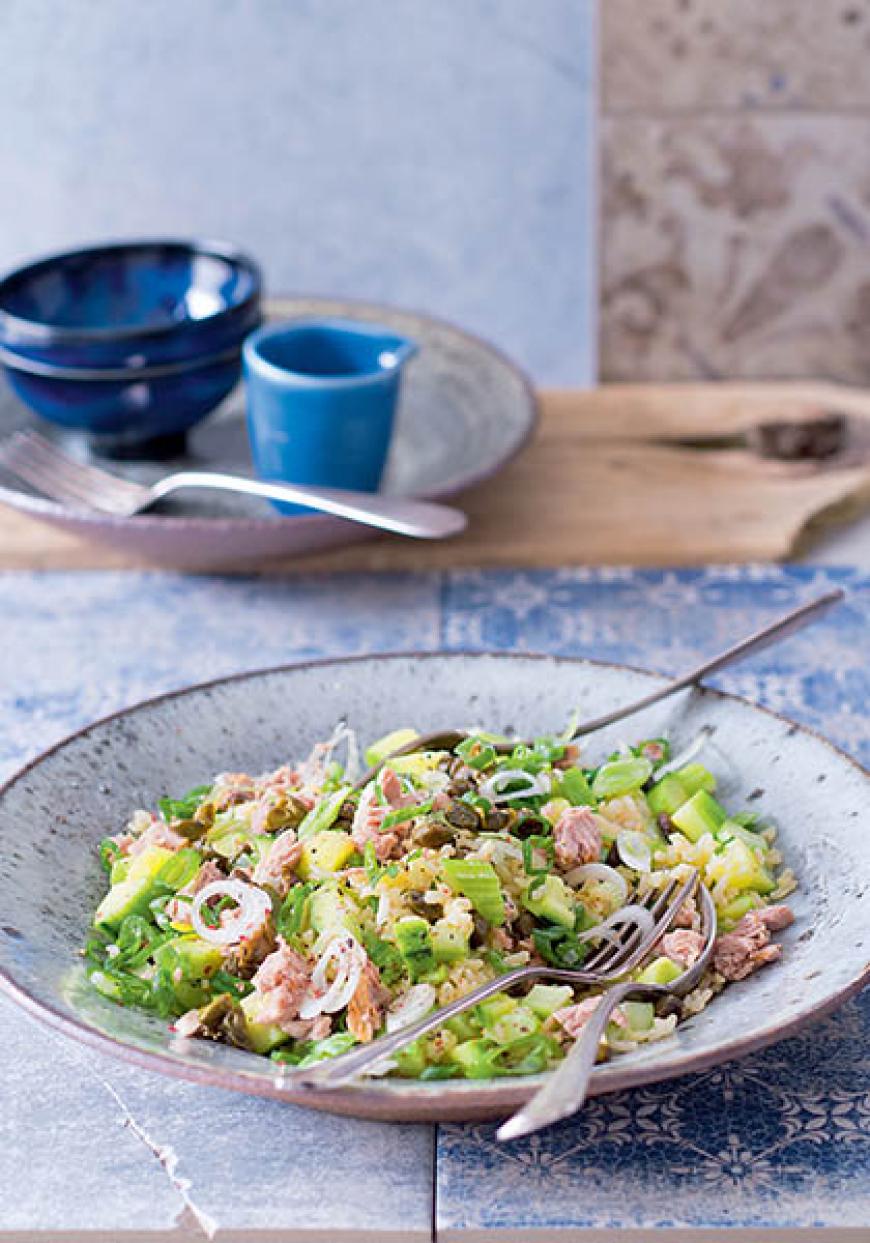 Salade de riz au thon et aux oignons frais