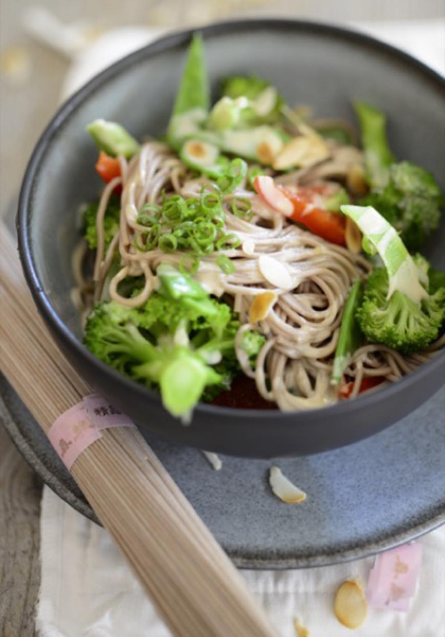 Nouilles soba aux brocolis, bouillon et sauce épicée aux amandes