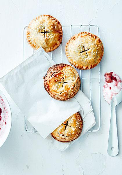 Mini tourtes au sucre, à la fraise et à la rhubarbe