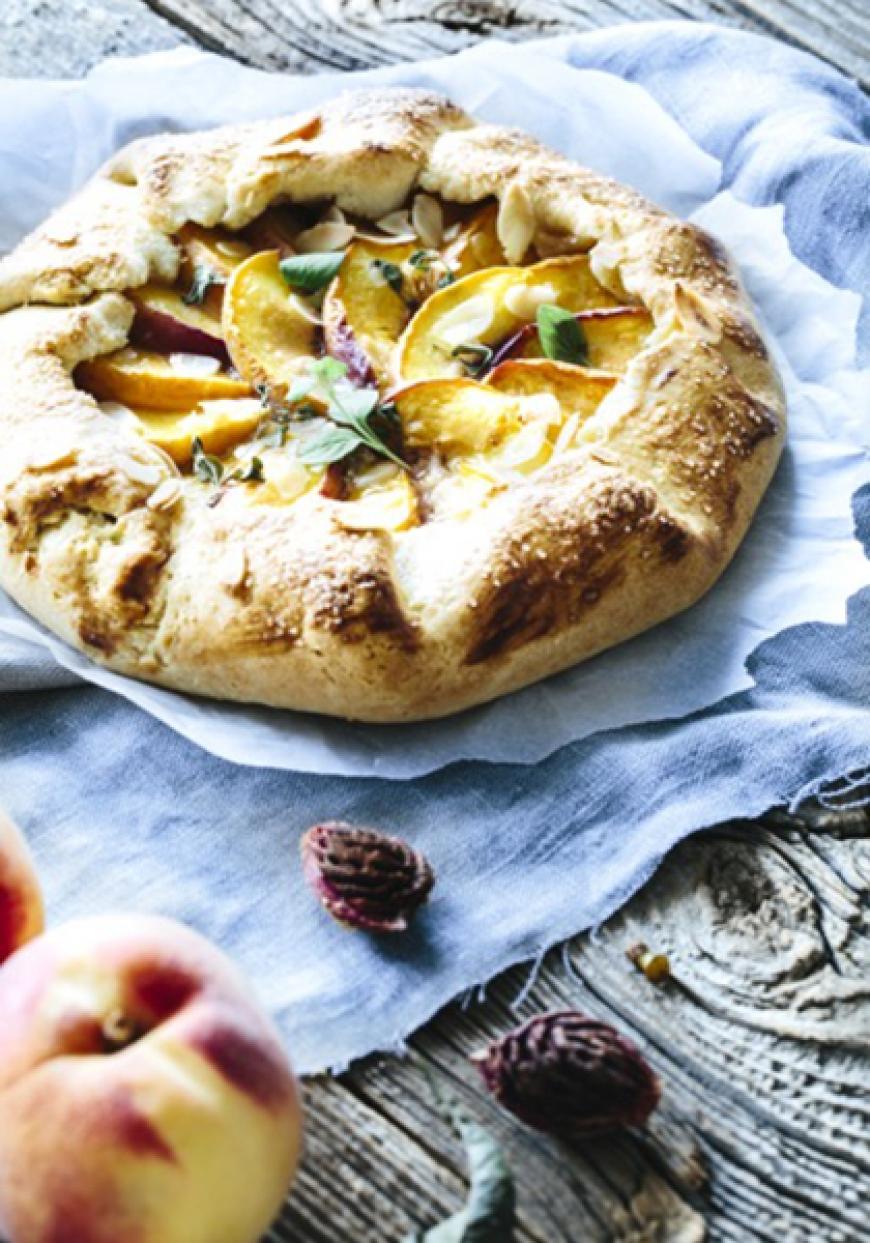 Tarte pliée aux pêches, au thym et aux amandes