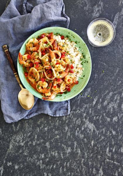 Riz aux crevettes, sauce tomate aux oignons