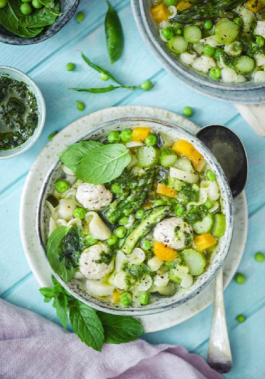 Minestrone de printemps aux asperges, petits pois, boulettes de viande et pesto