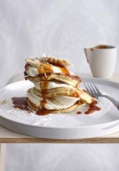 Mille-feuille de pancakes, crème, banane, coco et caramel