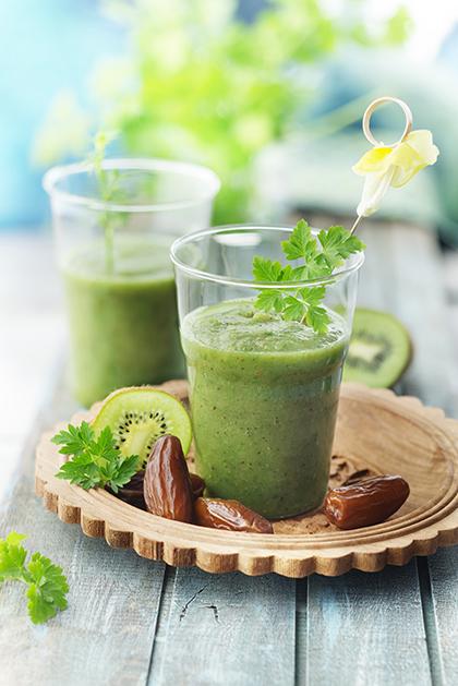 Smoothie au kiwi, dattes, concombre et persil