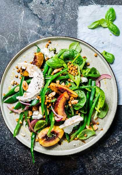 Salade de haricots verts aux pêches rôties, sarrasin et chèvre