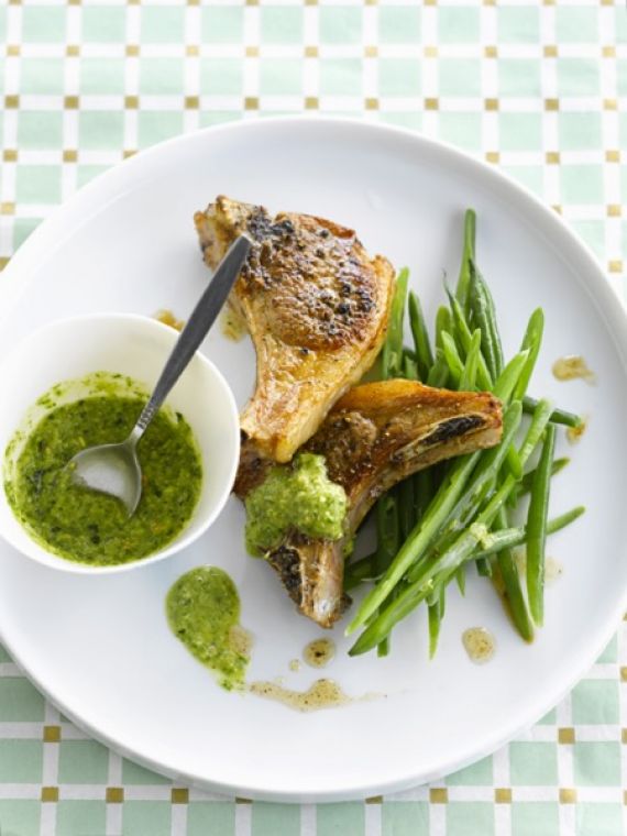 Côtes d&#039;agneau grillées, pesto de roquette et haricots verts