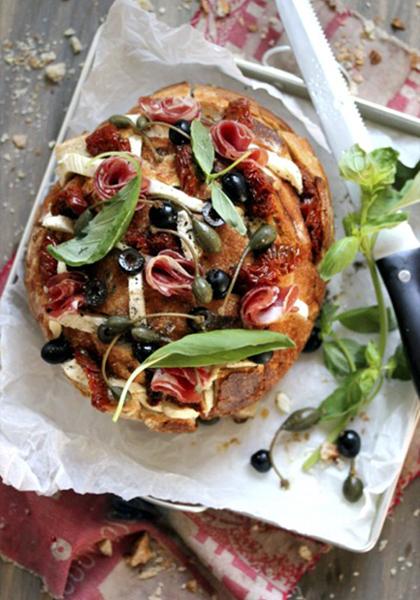 Pain de campagne hérisson aux câpres, tomates séchées et jambon cru